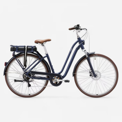 Bicicleta eléctrica urbana Elops 900 E azul oscuro con cuadro bajo para mayor comodidad.