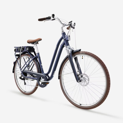 Detalle del motor y frenos de la bicicleta eléctrica urbana Elops 900 E en oferta especial.