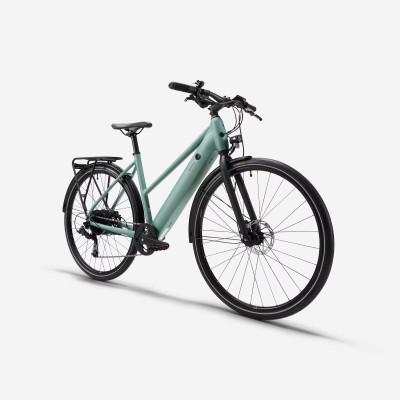 Detalle del cuadro bajo de la bicicleta eléctrica ciudad Elops 500 para mayor comodidad urbana.