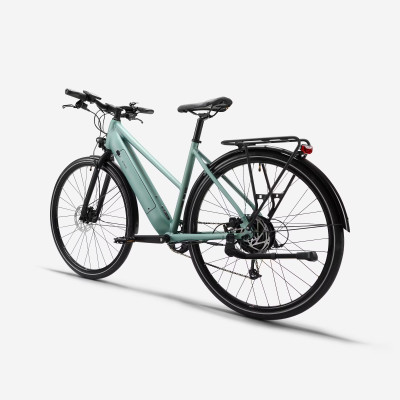 Batería de 36V 14Ah instalada en la bici eléctrica de paseo Elops 500 verde larga distancia.