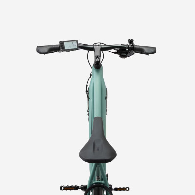 Vista lateral de la bicicleta eléctrica barata Elops 500 verde para trayectos largos en ciudad.