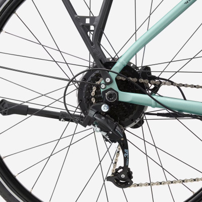 Bici eléctrica ciudad Elops 500 con motor eficiente y autonomía de 599Wh para uso diario.