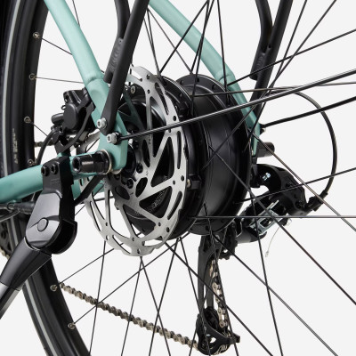 Neumáticos resistentes y portaequipajes de la bicicleta eléctrica urbana Elops 500 verde.