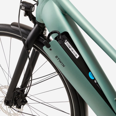 Sistema de iluminación y frenado de seguridad en la bicicleta eléctrica Elops 500 cuadro bajo.