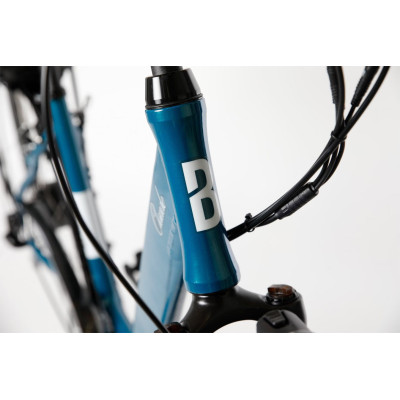 Neumáticos con banda reflectante en la bici eléctrica urbana Bicyklet Claude para seguridad.