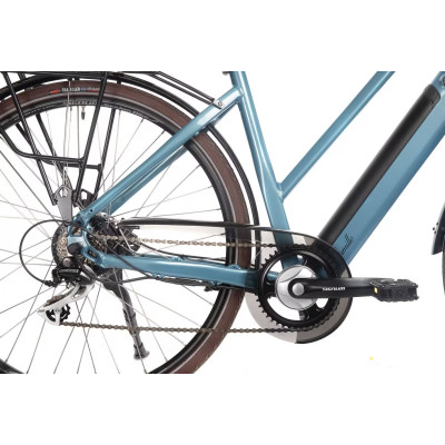 Detalle del sistema de transmisión Shimano Altus 8V en la ebike Bicyklet Camille azul.